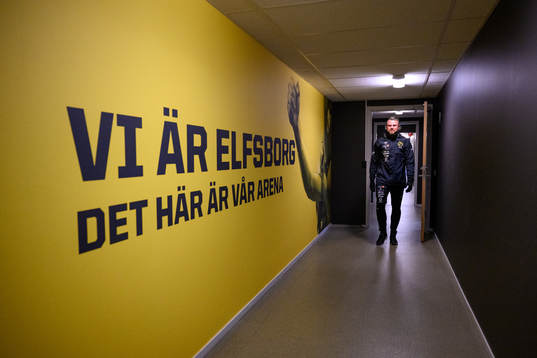 Elfsborgs manager Jimmy Thelin går i korridoren till