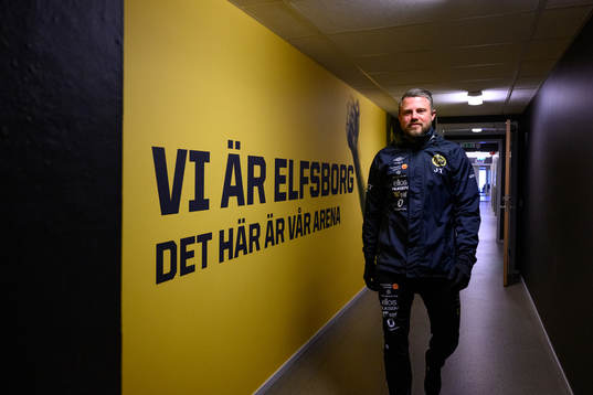 Elfsborgs manager Jimmy Thelin går i korridoren till