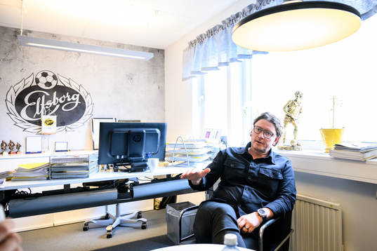 Elfsborgs sportchef Stefan Andreasson blir intervjuad