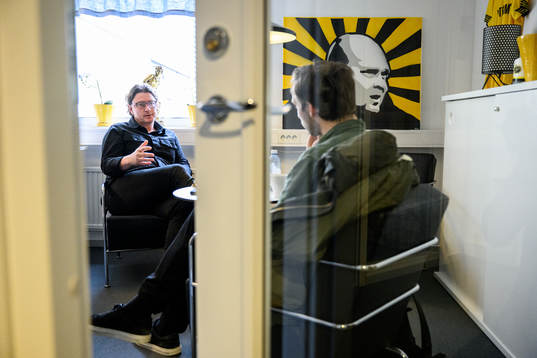 Elfsborgs sportchef Stefan Andreasson blir intervjuad av