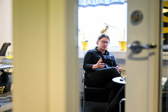 Elfsborgs sportchef Stefan Andreasson blir intervjuad