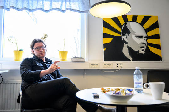 Elfsborgs sportchef Stefan Andreasson blir intervjuad