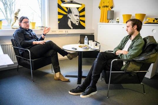 Elfsborgs sportchef Stefan Andreasson blir intervjuad av