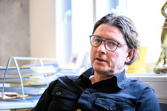 Elfsborgs sportchef Stefan Andreasson blir intervjuad