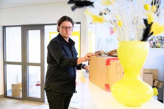 Elfsborgs sportchef Stefan Andreasson öppnar ett paket på