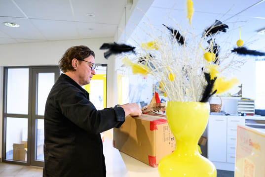 Elfsborgs sportchef Stefan Andreasson öppnar ett paket på