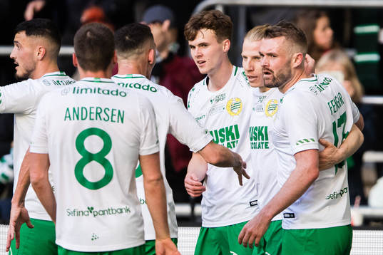 Hammarbys Jeppe Andrup Andersen, Astrit Selmani, Williot Swedberg och Mads Fenger Nielsen jublar tillsammans med Gustav Ludwigson efter 1-0