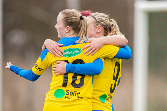 Jubel efter Eskilsminnes Julia Lennartsson gjort 4-0
