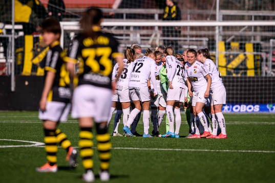 Häckens spelare samlas i en ring