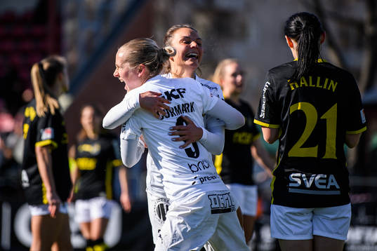 Häckens Filippa Curmark jublar tillsammans med Johanna Rytting Kaneryd efter 0-2