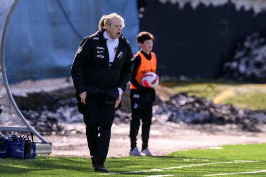 s tränare Maiju Ruotsalainen under fotbollsmatchen i Damallsvenskan mellan AIK och Häcken den 15 april 2022 i Stockholm. 
