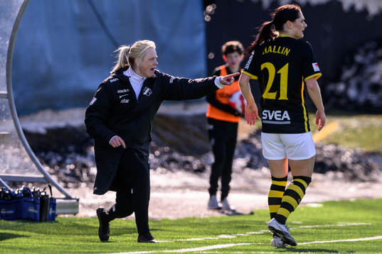 s tränare Maiju Ruotsalainen under fotbollsmatchen i Damallsvenskan mellan AIK och Häcken den 15 april 2022 i Stockholm. 