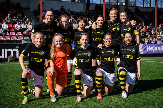 s startelva bestående av Jennie Nordin, Caroline Murray, Honoka Hayashi, Linda Hallin, Jenny Danielsson, Hannah Davison, Kaisa Collin, målvakt Milla-Maj Majasaari, Agnes Nyberg, Chinyelu Asher och Julia Olsson ställer upp för en lagbild inför fotbollsmatchen i Damallsvenskan mellan AIK och Häcken den 15 april 2022 i Stockholm. 