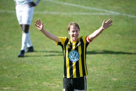 IFK Hässleholms Robin Strömberg har kvitterat till 2-2 och jublar i matchen i div. 2 Södra Götaland mellan IFK Hässleholm och FC Rosengård i Hässleholm 15 april 2022.