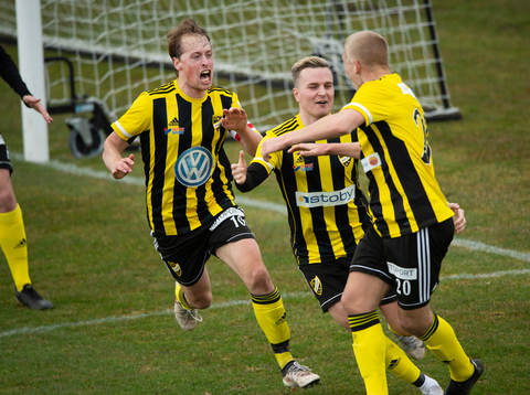 IFK Hässleholms Olle Kjellman Olblad har gjort 4-3 på övertid och grattas