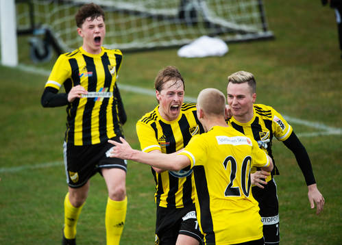 IFK Hässleholms Olle Kjellman Olblad har gjort 4-3 på övertid och grattas