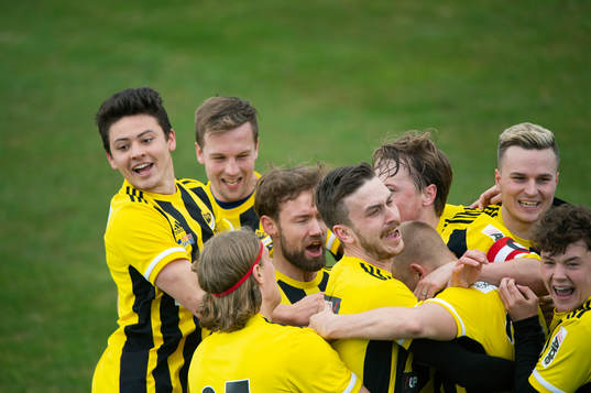 iIFK Hässleholms Olle Kjellman Olblad har gjort 4-3 på övertid och grattas