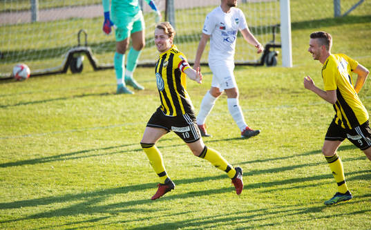IFK Hässleholms Robin Strömberg har gjort 1-0 och jublar i matchen i div. 2 Södra Götaland mellan IFK Hässleholm och Österlen FF i Hässleholm 28 april 2022.
