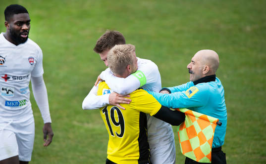 Fair play, en Rosengårds-spelare kramar IFK Hässleholms Jens Lynard i matchen i div. 2 Södra Götaland mellan IFK Hässleholm och FC Rosengård i Hässleholm 15 april 2022.
