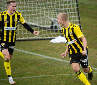 FK Hässleholms Robin Strömberg har gjort 1-0 och jublar Olle Kjellman Olblad har avgjort på övertid och Danny Gunnarsson grattar i matchen i div. 2 Södra Götaland mellan IFK Hässleholm och FC Rosengård i Hässleholm 15 april 2022.
