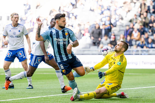 Djurgårdens Sead Haksabanovic oroar framför IFK