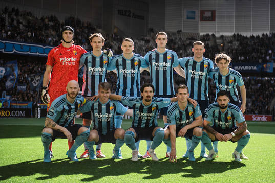 Djurgårdens spelare ställer upp för en lagbild