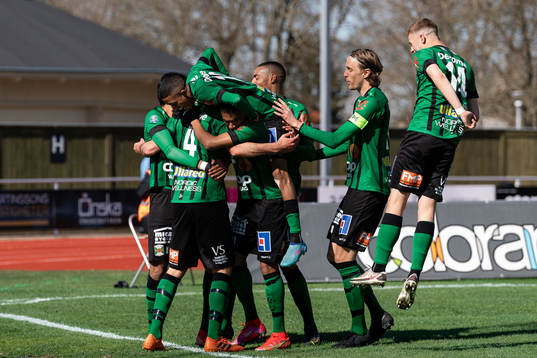 Varbergs spelare jublar med Oliver Stanisic