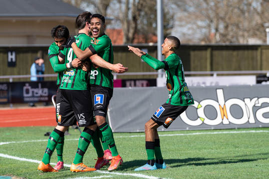 Varbergs Oliver Stanisic jublar med laget