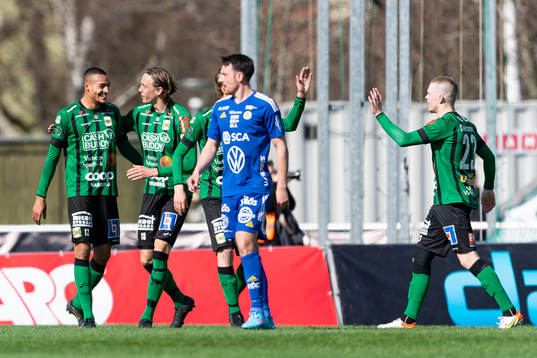 Varbergs Simon Karlsson Adjei jublar med Joakim Lindner efter 2-0
