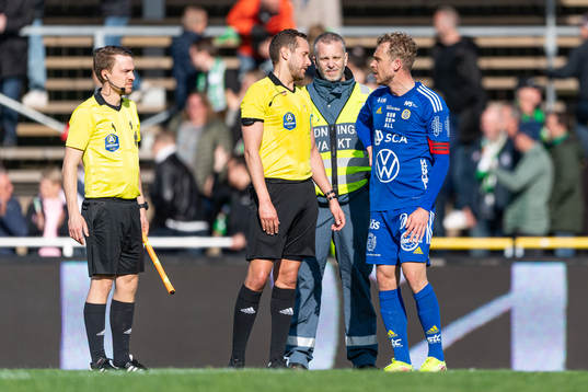Domare Victor Wolf i diskussion med Sundsvalls Pontus Engblom