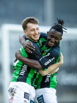 GAIS Ben Morris jublar ihop med Michael Kargbo efter 1-0