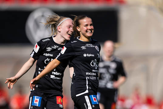 Örebros Amanda Rantanen och Anna Sandberg jublar efter 0-1
