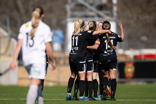 Örebros spelare jublar efter 0-1 av Amanda Rantanen