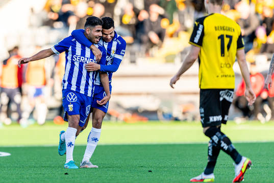 IFK Göteborgs Hosam Aiesh jublar med Alexander Jallow efter 0-2
