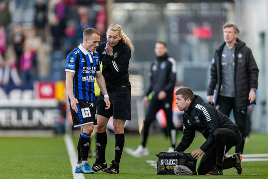 Sirius Aron Bjarnason och fjärdedomaren Tess Olofsson