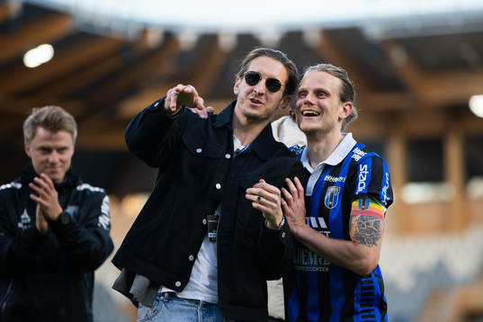 Sirius målvakt David Mitov Nilsson och Tim Björkström jublar