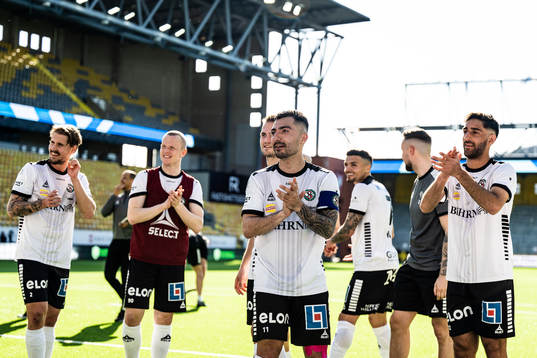 Örebros Jiloan Hamad och övriga spelare tackar supportrarna