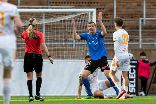 Halmstads Alexander Berntsson reagerar på ett domslut