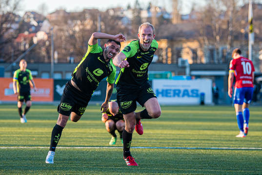 Vegard Leikvoll Moberg of Brann celebrates with Niklas Fernando Nygaard Castro after scoring the 2-3 goal
