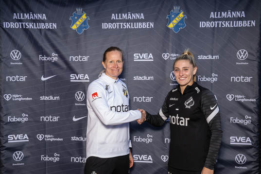 Sportchef Anne Mäkinen och nyförvärvet Remy Siemsen