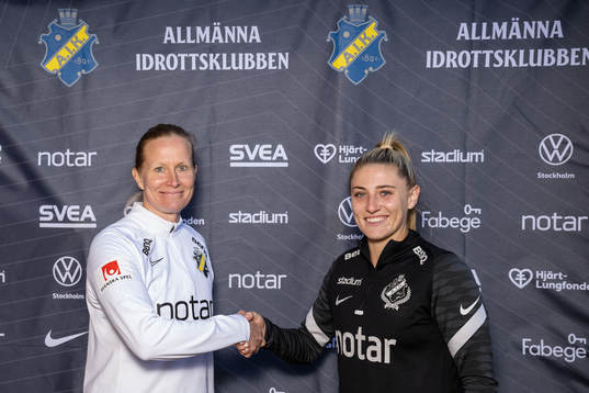 Sportchef Anne Mäkinen och nyförvärvet Remy Siemsen