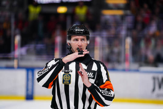 Domare Linus Öhlund visar timeout