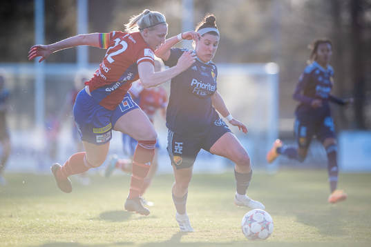 Vittsjös Sandra Adolfsson och Djurgårdens Hayley Dowd