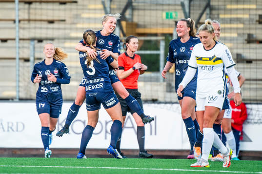 Rosengårds Mia Persson jublar efter 2-0 tillsammans med Gudrun Arnardottir och lagkamraterna