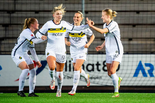 s Kaisa Collin jublar efter 2-1 tillsammans med Remy Siemsen och lagkamraterna under fotbollsmatchen i Damallsvenskan mellan FC Rosengård och AIK den 20 april 2022 i Malmö. 