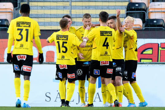 Mjällbys David Löfquist jublar efter 1-0 på straff
