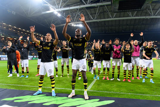 s Bilal Hussein och Benjamin Mbunga Kimpioka jublar efter fotbollsmatchen i Allsvenskan mellan AIK och Varberg den 20 april 2022 i Stockholm. 