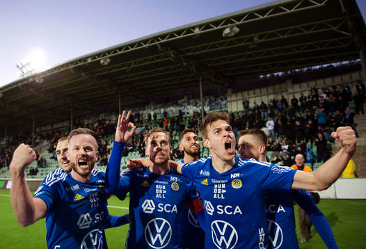 Sundsvalls Dennis Olsson, Robert Lundström, Pontus Engblom, Paya Pichkah, Anton Eriksson och Rasmus Lindkvist jublar efter 1-0
