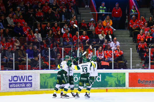 Björklövens Axel Ottosson jublar med lagkamrater