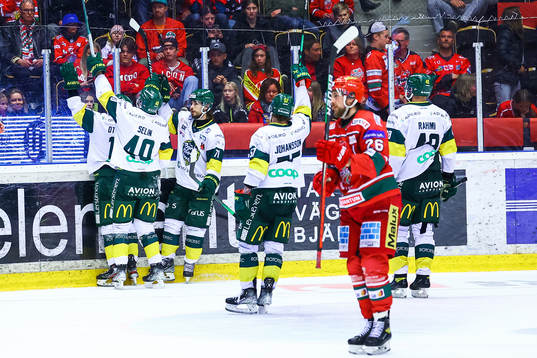 Björklövens Axel Ottosson jublar med lagkamrater